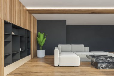 Ahşap oturma odasında mermer sehpası ve parke zemini olan beyaz kanepe. Kanepe ve beyaz koltuk, bitki dolu, duvarda raf, 3 boyutlu, kimseyi göstermiyor.