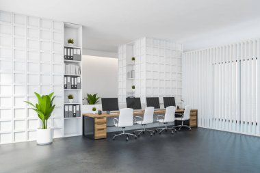 Ofis içi masa ve bilgisayarlı deri sandalyeler, ahşap mobilyalı aydınlatma müdürü odası. Gri mermer zemin, yan görüş, 3D, kimseyi göstermiyor.