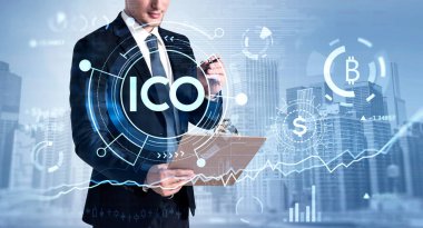 Takım elbiseli bir işadamı ICO raporunu ve dünya çapında haberlere dayanan kripto para piyasası davranışlarını kontrol etmek için pano tutuyor. İş ve finansal başarı kavramı. çift pozlama.