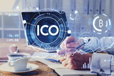 ICO 'dan sonra bitcoin pazar grafiğini analiz eden işadamı ya da kripto döviz tüccarı, para almak ya da satmak için dizüstü bilgisayar kullanıyor, çifte pozlama grafiği, internet ticareti. Sabah piyasa gözden geçirme kavramı.
