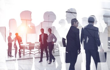 Muhtelif iş adamlarının siluetleri, ofis içi ve gökdelenlerin iki katına çıkarılması. Yöneticiler ve ortaklarla modern ofis kavramı