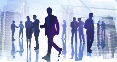 Ofiste çalışan ve koşturup duran iş adamlarının siluetleri, arka planda New York gökdelenleri. Uluslararası finans danışmanlık konsepti. Çift pozlama