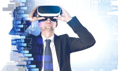 Gözlüklü adam bilgi arıyor, iş binalarını iki kez geziyor. VR dünyası, simge ve grafik devreleri. Uluslararası iletişim ağı