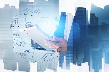 Şirket işi için potansiyel adayları araştıran bir iş adamı. Sosyal medya bağlantısı simgeleri havada uçuşuyor, New York gökdelenleri arka planda. Çift pozlama