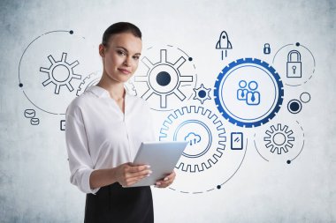 Ofis çalışanı elinde küresel ağ ikonlarının arka planında bir cihaz tutuyor, uluslararası bağlantı. İş süreci kavramı