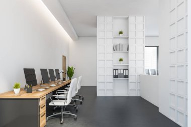 Ofis içinde masa ve deri sandalyeler, klasörlü kitaplık, arka arkaya bilgisayarlar. Şehir manzaralı mermer zemin ve pencere, 3 boyutlu, kimseyi göstermiyor