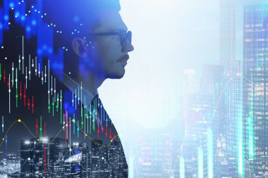 Gözlüklü ve takım elbiseli bir ofis çalışanı, gece binaları ışık ve borsa değişiklikleri. Grafik yükseliş ve düşüş, finansal analiz kavramı