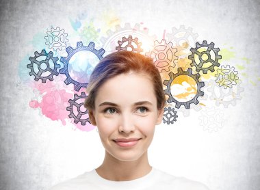 Gri duvarın yanında duran gri dişli gri çizgili genç kadın portresi. Yaratıcı ve analitik düşünme kavramı