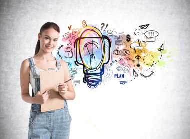 Kot tulumlu bir kadının elinde dosyayla gülümsemesi ve yanında renkli ampul çizimi olan beton duvarın yanında durması işe başlamak için yeni fikirleri sembolize ediyor. Eğitim ve başarı kavramı