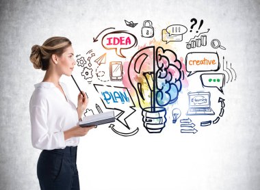 Resmi olarak iş kadını, notlarını dosyada kontrol ederken ve renkli ampul ve beyin çizimiyle beton duvarın önünde dikilirken yan görünüm takınıyor. Eğitim ve başarı kavramı