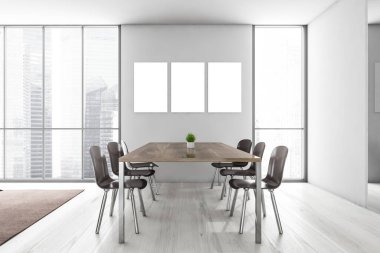 Yemek masasının üstündeki beyaz duvarda üç poster, beyaz parke zeminde siyah ve ahşap mobilyalar. Şehir manzaralı panoramik pencereler, 3D görüntüleme yok