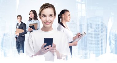 Defteri, panosu ve aleti olan iş adamları, ofis binalarının iki katına çıkarılması. Kurumsal iletişim ve takım çalışması kavramı