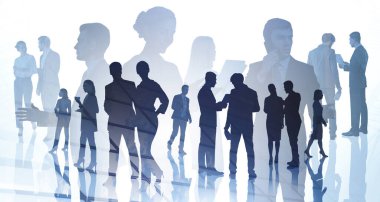 Çeşitli iş adamları ve iş kadınlarının siluetleri, iki kat ofis odası görüntüsü. Kurumsal iletişim ve takım çalışması kavramı. Tonu ayarlanmış resim