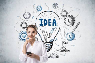 İş kadını elinde telefonla düşünür, dişli ampul ve fikir başlığı çizer. Gri beton duvardaki çizim. Başlangıç ve yeni fikirler, başarı kavramı