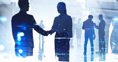 İş adamı ve iş kadını el sıkışıyor, insanların ve şehir binalarının iki kez görüntülenmesi, gece lambaları. Uluslararası bağlantı ve takım çalışması kavramı