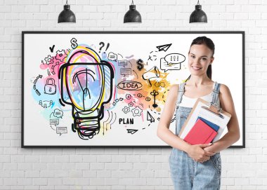 Kot pantolon giymiş, elinde not defterleri olan gülümseyen bir kadın işe başlamanın ve başarmanın hayalini kuruyor. Konsept iş projesi başlatılması. Beyaz tahta üzerine renkli ampul çizimi