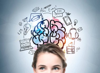 İlham verici genç bayan öğrencinin yarım portresi. Renkli iş eğitimi ve arkadaki duvara çizilmiş bir robot resim. Gelecekteki kariyer perspektifleri ve fırsatları öğrenme kavramı