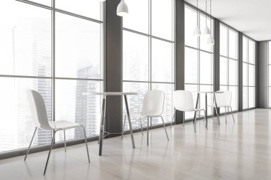 Halka açık yerde hafif yemek odası, yuvarlak ahşap masa ve parke zemin, restoran iç dekorasyonunun minimalist tasarımı. Şehir manzaralı büyük pencereler, 3D görüntüleme yok