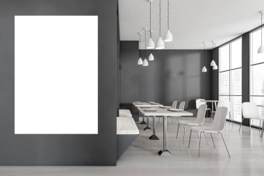 Kamu alanındaki gri yemek odasındaki boş duvar, ahşap masa ve beyaz parke zemin, restoran iç dekorasyonunun minimalist tasarımı. Şehir manzaralı kanepe ve pencereler, 3D görüntüleme yok
