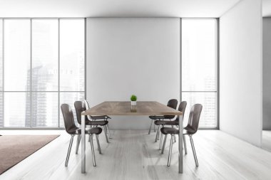 Yemek masasının üstündeki ışık duvarında boş bir yer beyaz parke zeminde beyaz ve ahşap mobilyalar. Şehir manzaralı panoramik pencereler, 3D görüntüleme yok