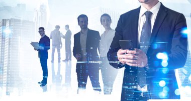 Takım elbiseli bir işadamı internet haberlerini akıllı telefondan kontrol ediyor. Şehir merkezindeki uluslararası danışmanlık bürosunda çalışıyor. Çifte maruziyet. iş adamları ve şehir manzarası