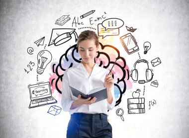 Not defterli genç iş kadını, fikir başlıklı ampul çizimi ve çoklu karalama sembolleri. Gri duvar arka planında resim çizimi, çevrimiçi öğrenme kavramı