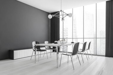 Ahşap yemek odasının içinde tabaklar, siyah sandalyeler, açık parke, yan görüş. Şık ahşap tasarım ve şehir manzaralı panoramik pencereler, 3D görüntüleme