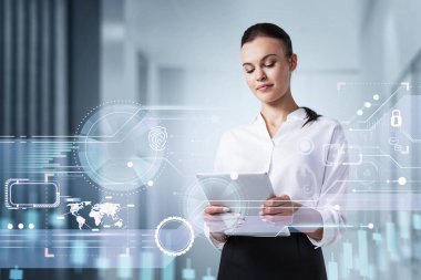 Ofisteki kadın tablete bakıyor, bulanık şamdanlı ağ simgelerinin iki katına çıkarılmış hologramı, dijital güvenlik arayüzü ve ofis odası. Kişisel veri koruması kavramı