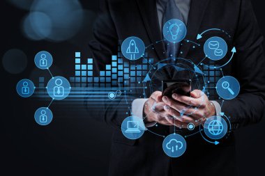 Ofisteki adam akıllı telefon kullanıyor, şebeke iletişimi ve veri servisi ile çifte maruz kalma. Küresel iletişim ağı yöneticisi ve kişisel bilgi