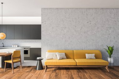 Sarı kanepenin üzerinde boş gri duvar ve parke zeminde yastıklar. Siyah mutfak seti, sandalyeli yemek masası, 3 boyutlu, kimseyi göstermiyor.