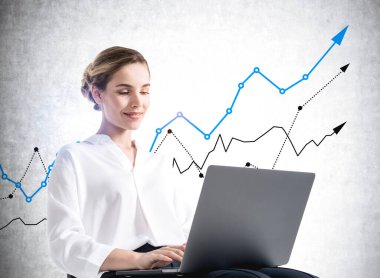 Dizüstü bilgisayarı olan, gülümseyen, yükselen mavi ve siyah ok skecinin arka planında çalışan bir ofis kadını. Kişisel gelişim, kişisel ve kariyer gelişimi ve başarı kavramı