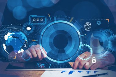 İnsan, masadaki dijital cihazın görüntüsüne, ağ simgelerinin hologramına, dijital güvenlik arayüzüne, grafiğe, bulut ve dünya çapında bağlantıya dokunur. Kişisel veri koruması kavramı