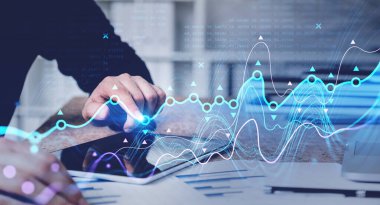 Kadın parmak masadaki tablet ekranı, borsa değişiklikleri, iş grafikleri. Mavi çizgiler, artan rakamlar, çevrimiçi ticaret