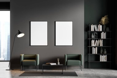 Yeşil koltuklar, sehpa, kitaplık ve siyah duvarda iki boş poster ile döşenmiş panoramik pencereli karanlık modern oturma odası. Beton zemin. Ev kütüphanesi konsepti. 3B görüntüleme