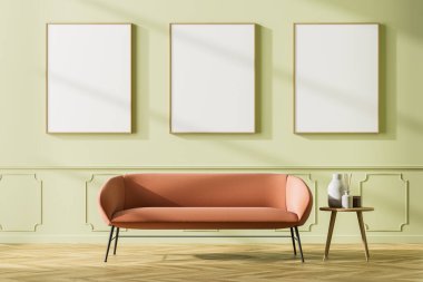 Rahat kanepesi, küçük sehpası ve bej duvarında üç boş beyaz posteri olan parlak bir bekleme odası. Meşe ağacından parke döşeme. İskandinav minimalist tasarımı. Model yap. 3d oluşturma