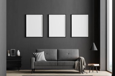 Karanlık modern oturma odasının içinde siyah duvarda üç beyaz poster, rahat gri kanepe ve panoramik pencere. Meşe ağacından parke döşeme. Minimalist tasarım. Model yap. 3d oluşturma.