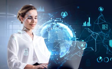 Dizüstü bilgisayarı olan genç bir ofis kadını, ofis odası ve dünya hologramı ile çift pozlama. Uluslararası iş, küresel ağ iletişimi