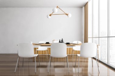 Ahşap yemek odası masasında tabaklar, parke zemininde beyaz sandalyeler, perdeler ve lamba. Modern ahşap dizayn ve panoramik pencereler, 3D, kimseyi göstermiyor