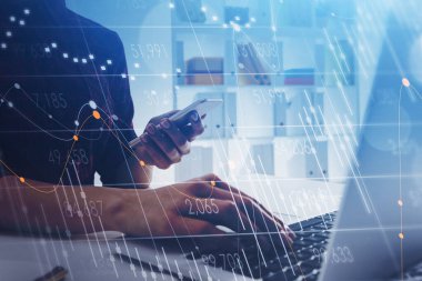 İş kadını elleri telefonla, borsa değişiklikleri, ofis içi. Beyaz ve turuncu grafikler, artan sayılar, şamdanlar. Tüccar kavramı