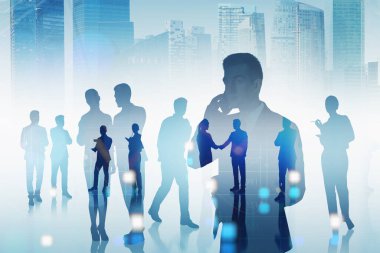 İş adamı telefonda konuşuyor, farklı iş adamlarının siluetleri, çifte teşhircilik. Ortaklık ve şirket kavramı, büyük şirketler ve borsa formülü grafiğinde takım çalışması