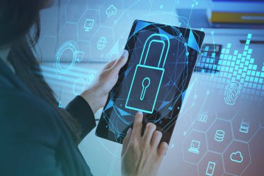 Ofisteki kadın parmak dokunuşu dijital tablet üzerinde, ağ sembollü simgeyi bulanık ofis odasında kilitle. İş ağı bağlantısı ve veri depolama. Siber güvenlik ve teknoloji kavramı