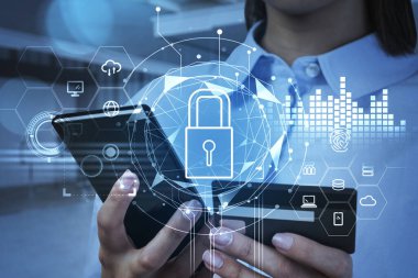 Akıllı telefonu ve kredi kartı olan bir ofis kadını, bulanık ofis odasında ağ sembollü bir ikon kilitle. Güvenli online alışveriş, işlemler. Siber güvenlik ve ödeme kavramı