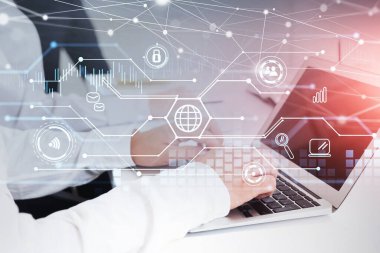 Beyaz gömlekli genç işadamı iş yerinde oturuyor ve dizüstü bilgisayarında e-posta yazıyor. Arka planda parlak bir ofis. Ön planda dijital arayüz var. İletişim ve ağ kurma kavramı