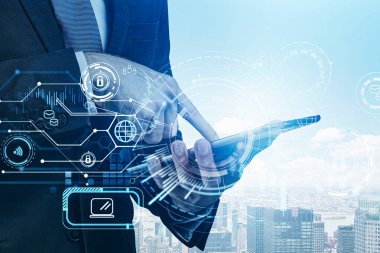 Resmi kostüm giyen iş adamı tabletin ekranına dokunuyor. Arka planda New York şehrinin gökdelen manzarası var. Dijital arayüz kavramı ve bilimsel ve teknik ilerleme