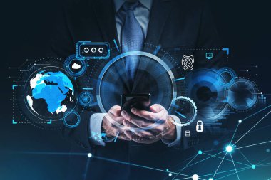 Ofisteki adam akıllı telefon kullanıyor, ağ simgelerinin hologramını iki kez gösteriyor, dijital güvenlik arayüzü, şema, bulut ve dünya çapında bağlantı. Kişisel veri koruması kavramı