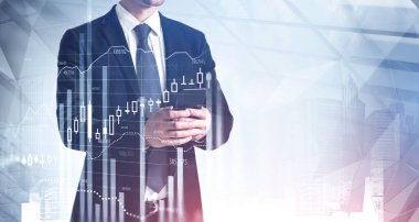 Ofisteki adam telefonu, borsa değişikliklerini, iş şamdanlarının grafiğini kullanıyor. Beyaz çizgilere çifte maruz kalma, artan sayıda. Çevrimiçi ticaret kavramı