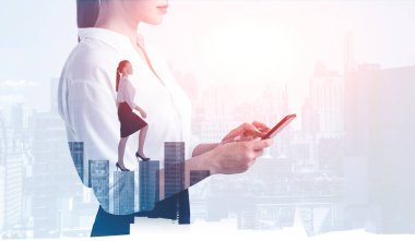 Kadın parmak göstergesi akıllı telefon ekranı, bar tablosuna tırmanma, ofis binalarıyla çifte çekim. Profesyonel büyüme, kariyer ve borsa kavramı