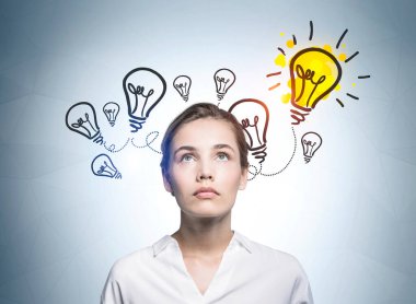 Beyaz bluz giyen genç çekici kadın gelecekteki kariyerini düşünüyor. Ampul zinciri. Başarılı bir girişim için değer ve bilgi, ilham ve hayal gücü kavramı