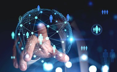 Ofisteki adam, dijital küreyi işaret ediyor. İkonları var, çift pozlama. Veri güvenliği ve kişisel bilgiler. Ağ iletişimi kavramı