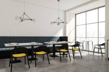 Duvar boyunca siyah ve sarı sandalyeli modern lüks kafe ve mavi kanepe, yan manzara, şehir manzarası. Beton zemin ve kamu restoranının minimalist tasarımı. 3B görüntüleme